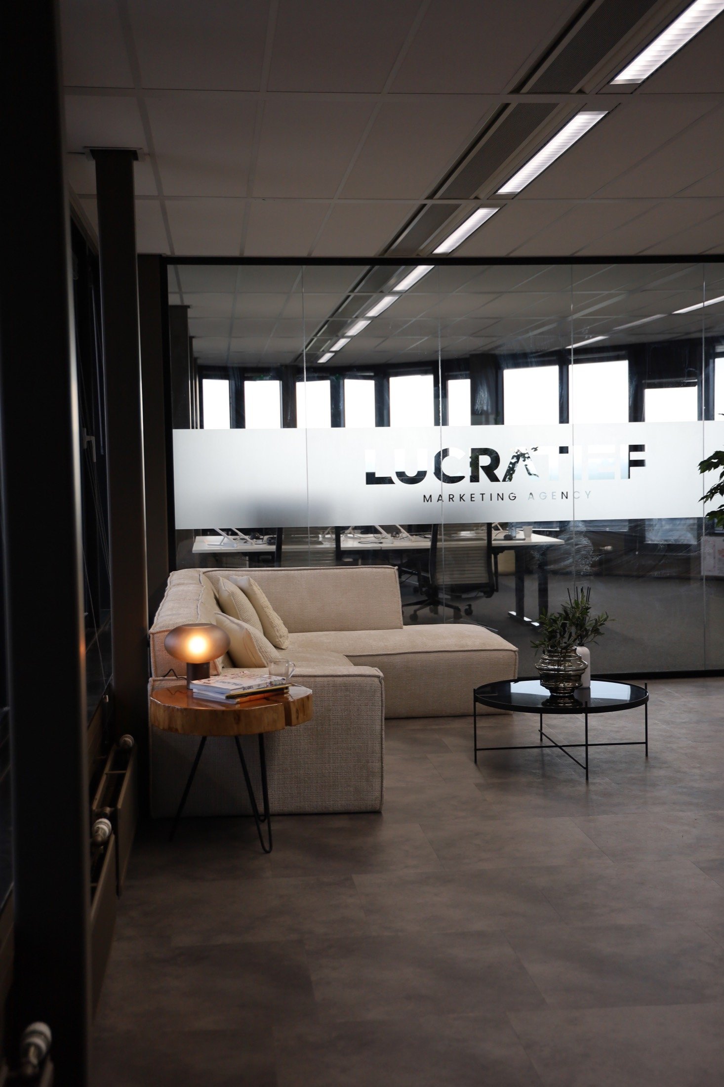 Vergaderruimte met glazen wanden en uitzicht, gebruikt als achtergrond in de landing hero.