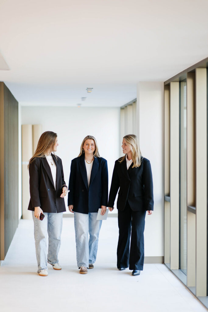 Drie collega's van LUCRATIEF lopen door het kantoor