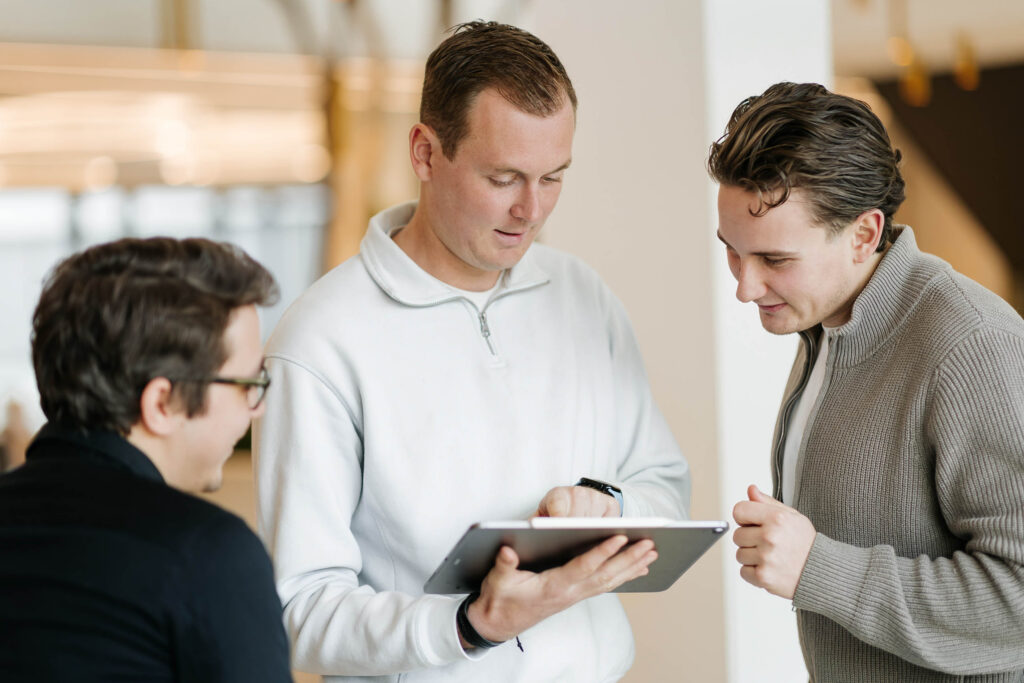 Collega's van LUCRATIEF overleggen met een tablet