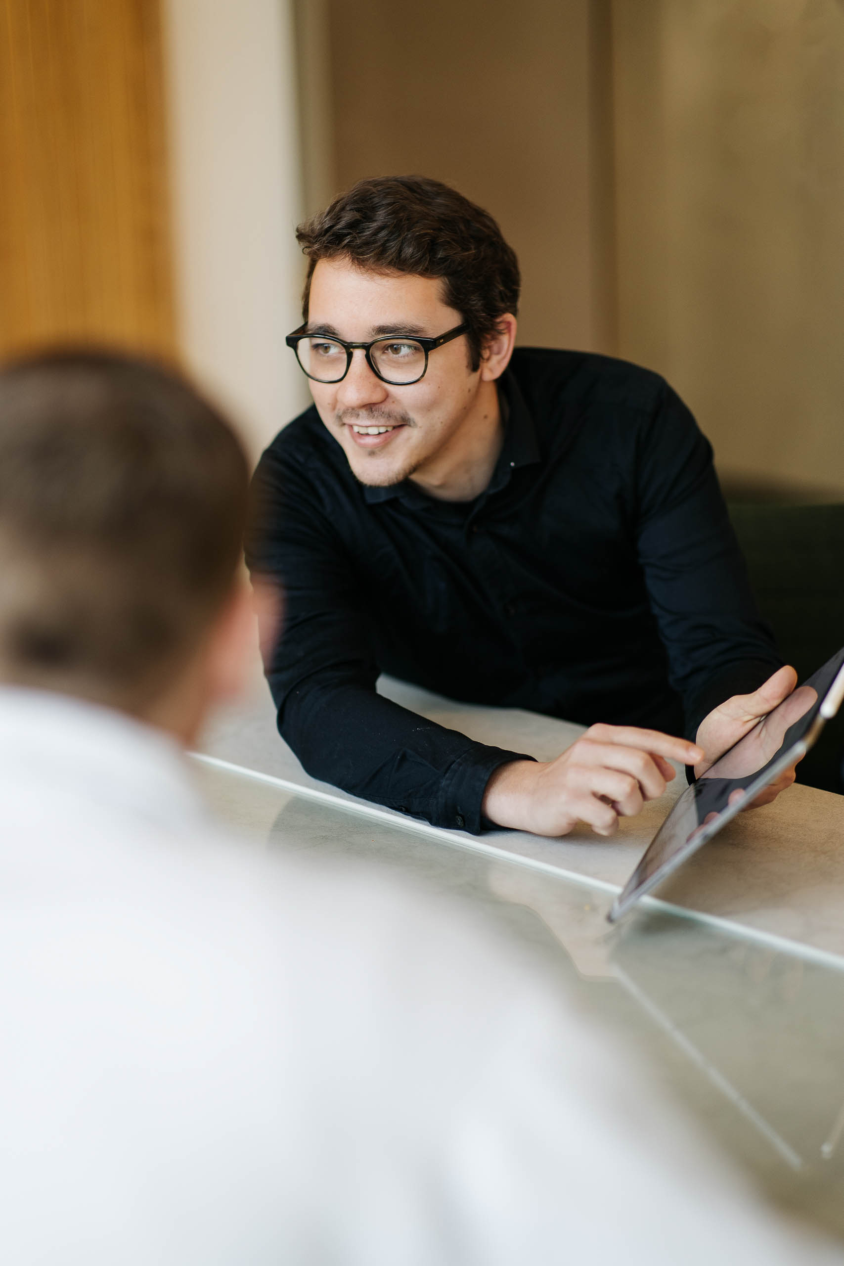 Collega's van LUCRATIEF overleggen met een tablet