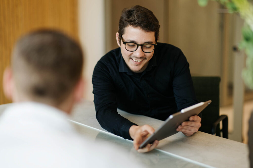 Collega's van LUCRATIEF overleggen met een tablet