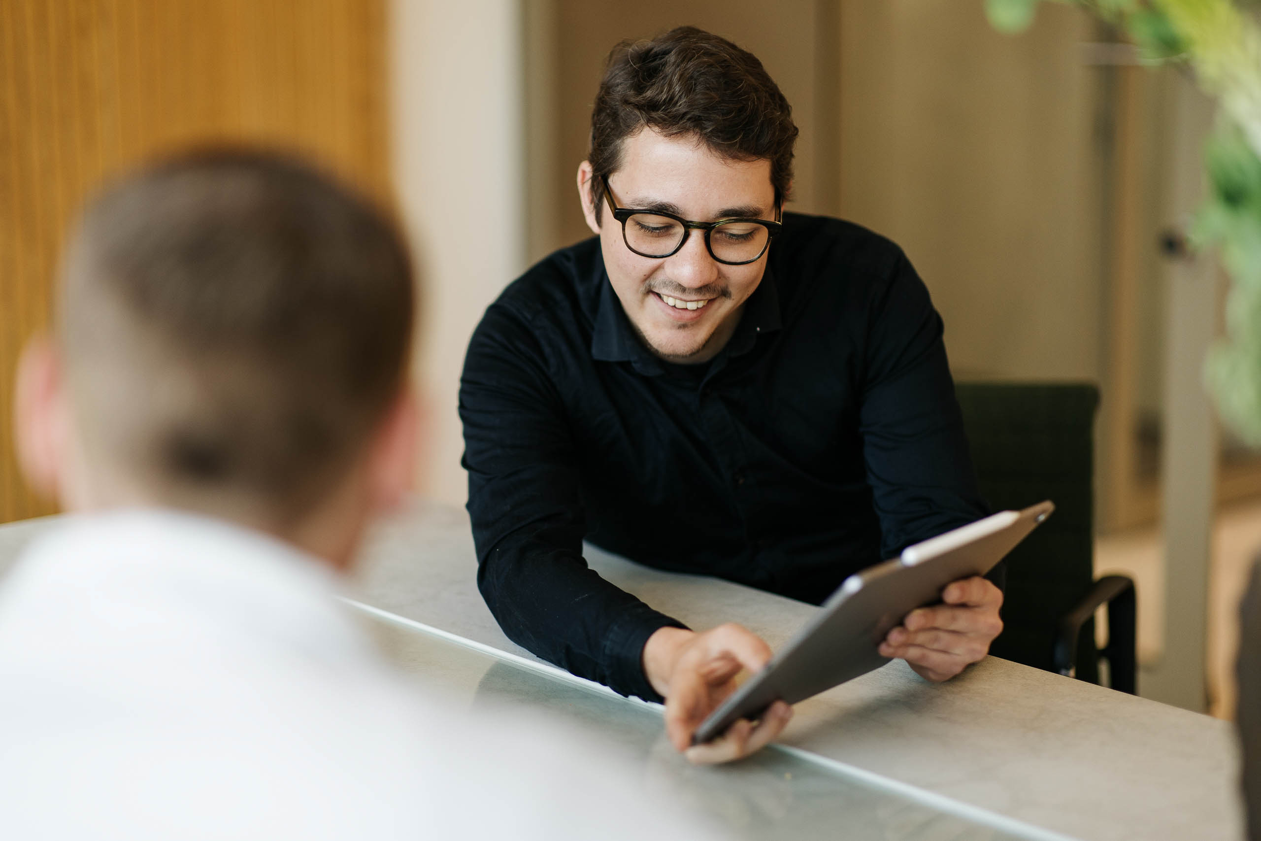 Collega's van LUCRATIEF overleggen met een tablet