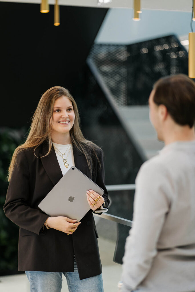 Collega's van LUCRATIEF overleggen met een tablet