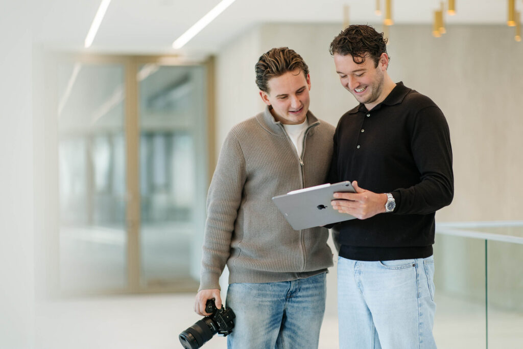Collega's van LUCRATIEF overleggen met een tablet