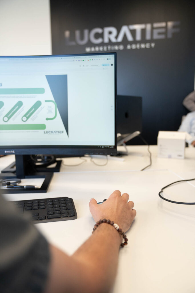 Team van LUCRATIEF bekijkt een digitale marketinganalyse op het scherm