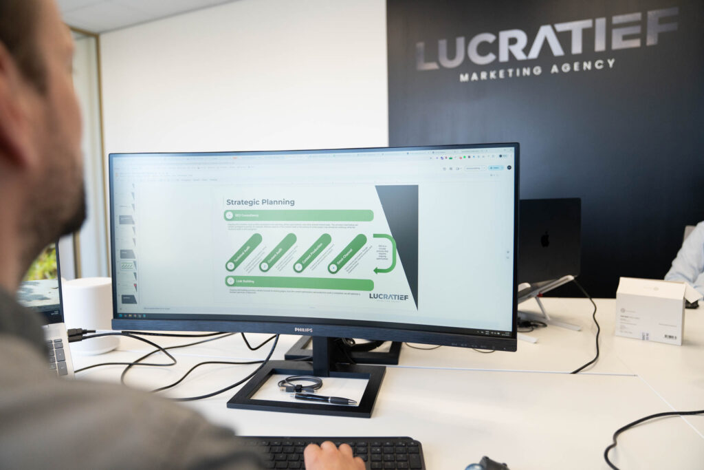 Team van LUCRATIEF bekijkt een digitale marketinganalyse op het scherm