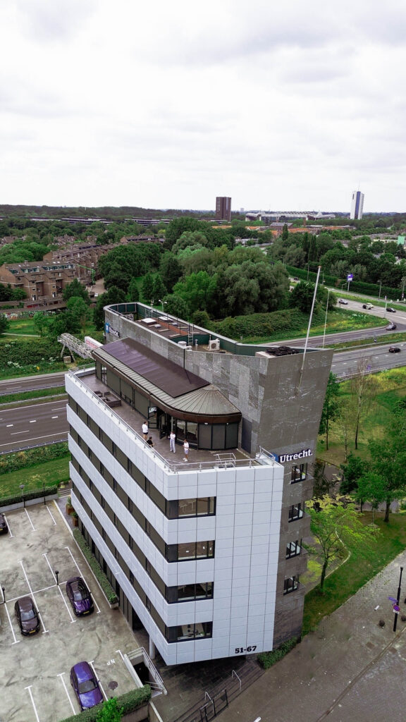 Luchtfoto van het kantoorgebouw van LUCRATIEF