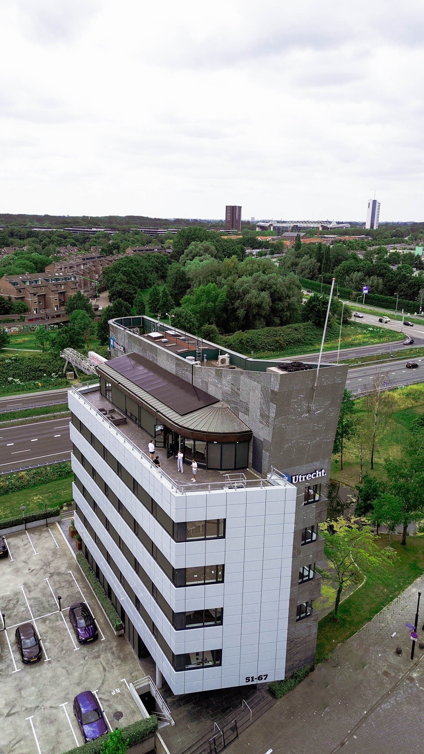 Luchtfoto van het kantoorgebouw van LUCRATIEF