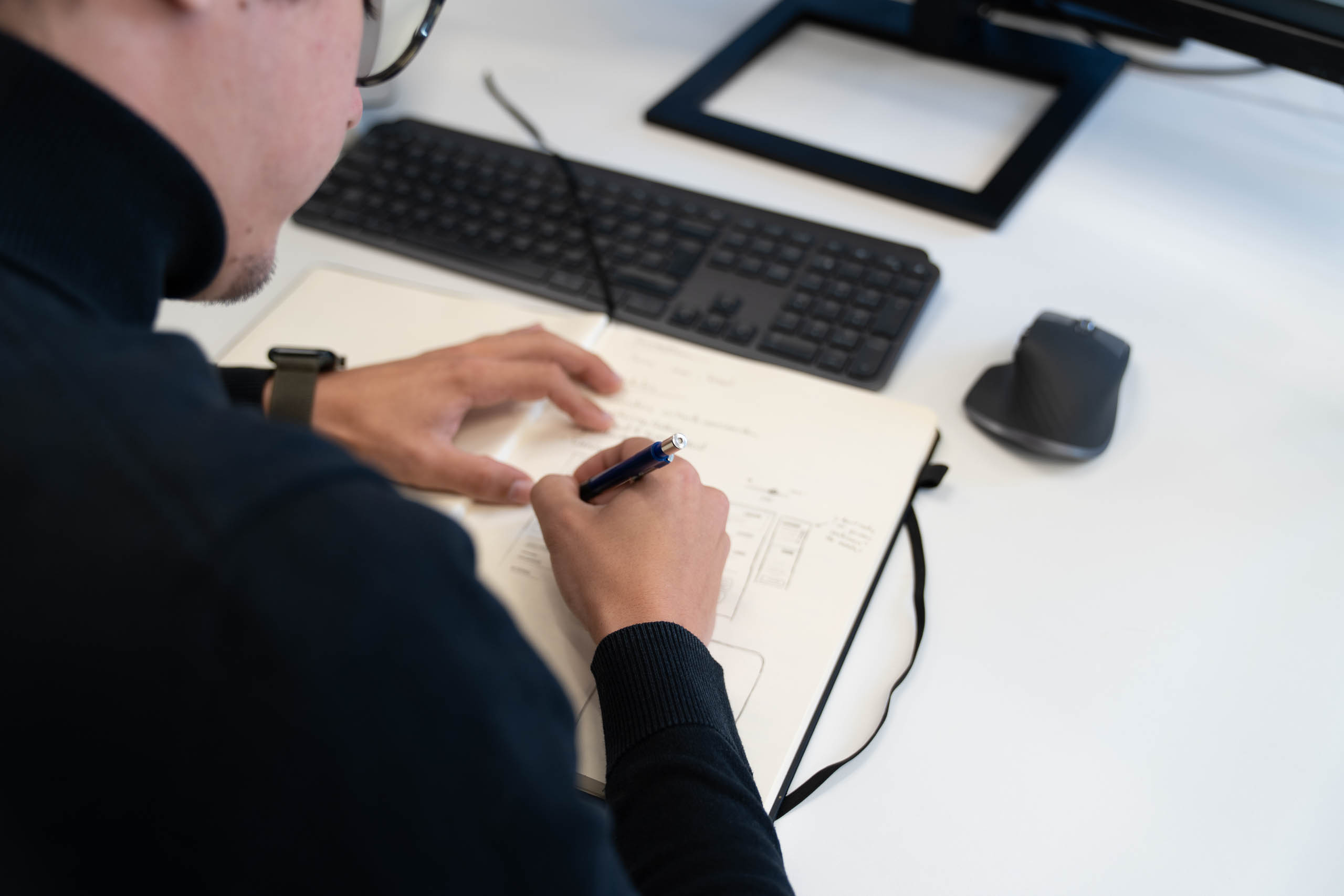 Teamlid van LUCRATIEF werkt een strategie uit