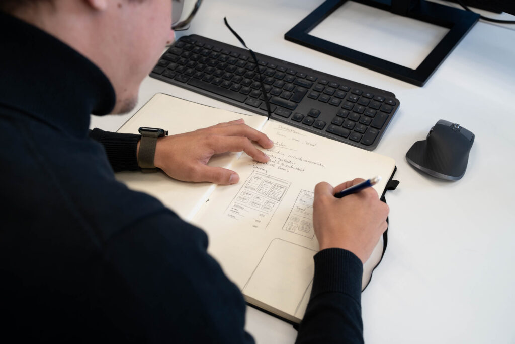 Teamlid van LUCRATIEF werkt een strategie uit