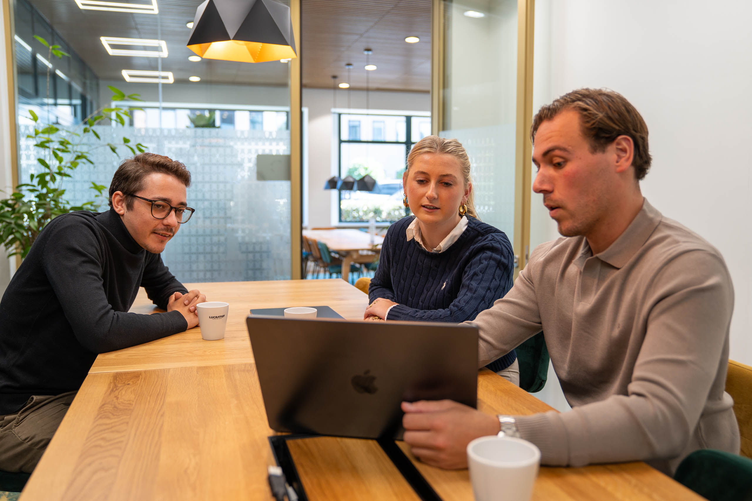 Team van LUCRATIEF tijdens een overleg aan de vergadertafel