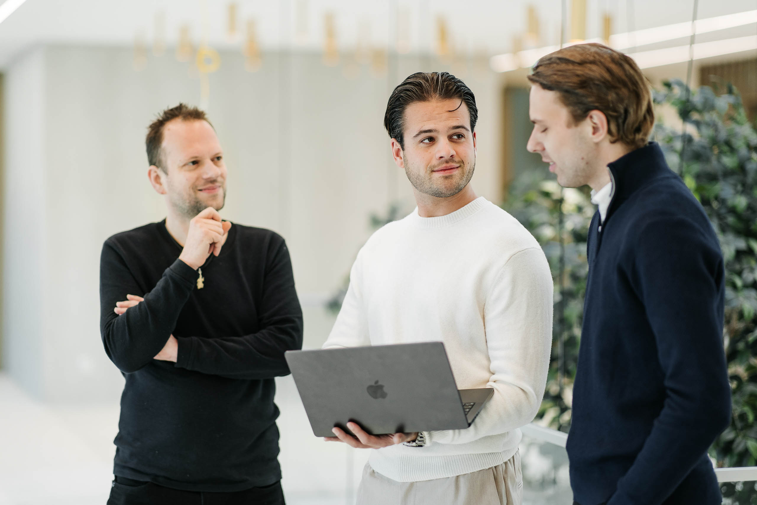 Collega's van LUCRATIEF tijdens overleg met een laptop